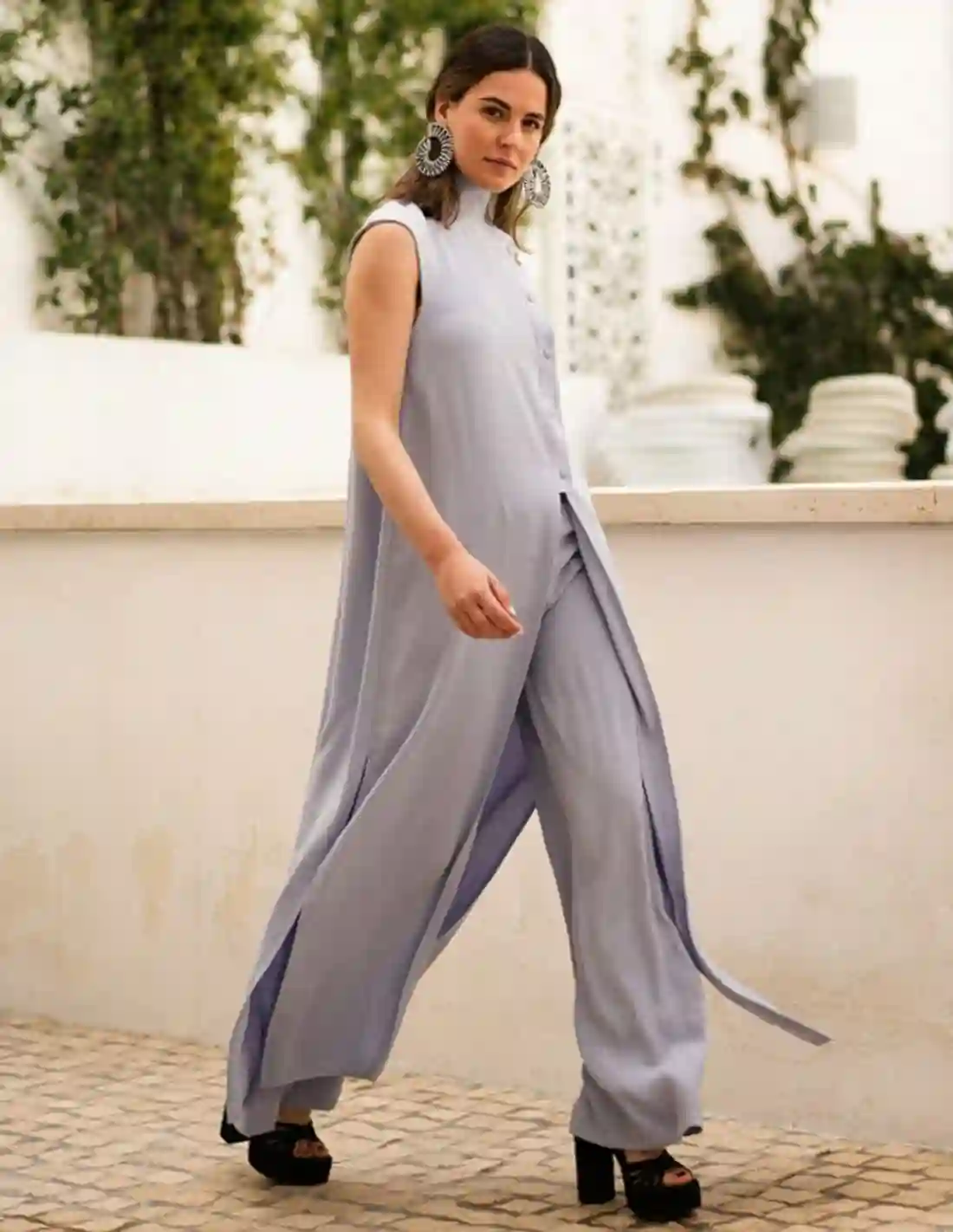 Blusa larga lavanda con abertura y cuello alto
