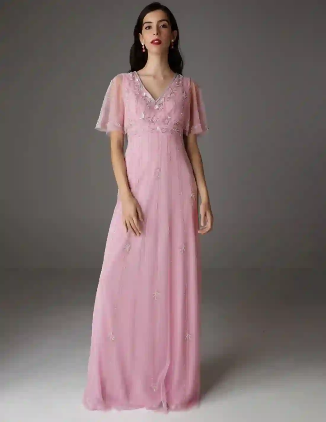 Vestido largo de fiesta rosa con mangas capa