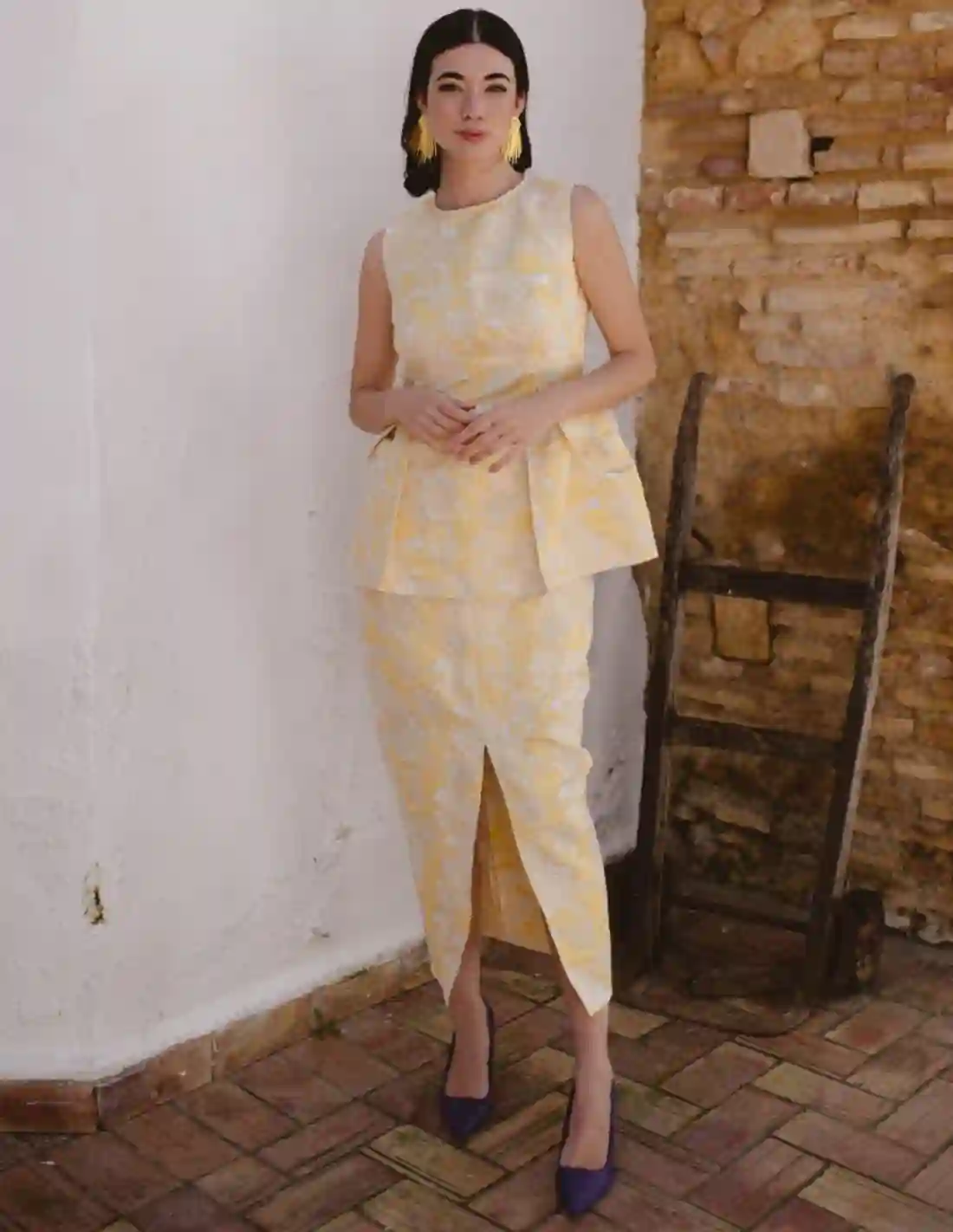 Falda midi evasé brocada amarillo con abertura