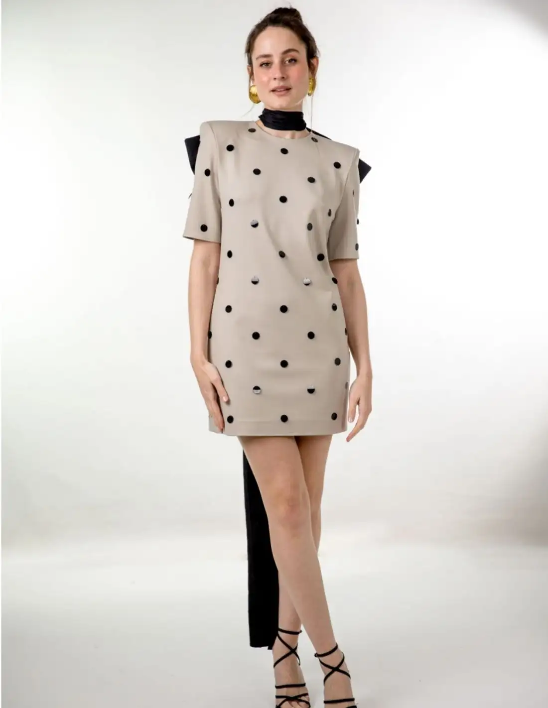 Vestido mini gris con tachuelas y maxi hombreras