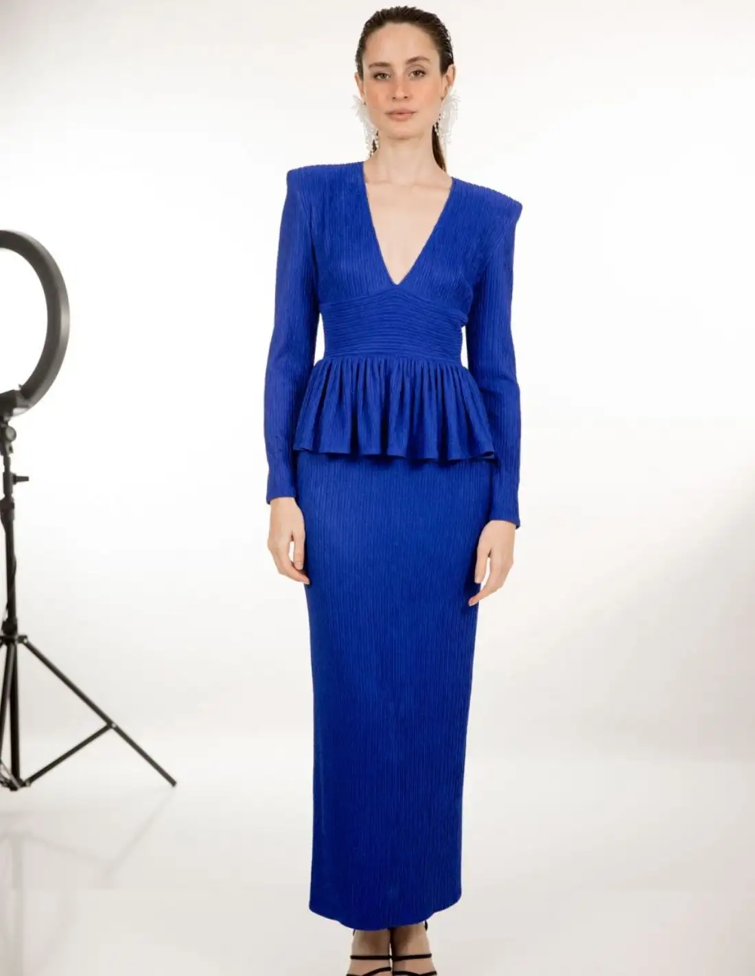Vestido midi azul klein con escote y volante peplum