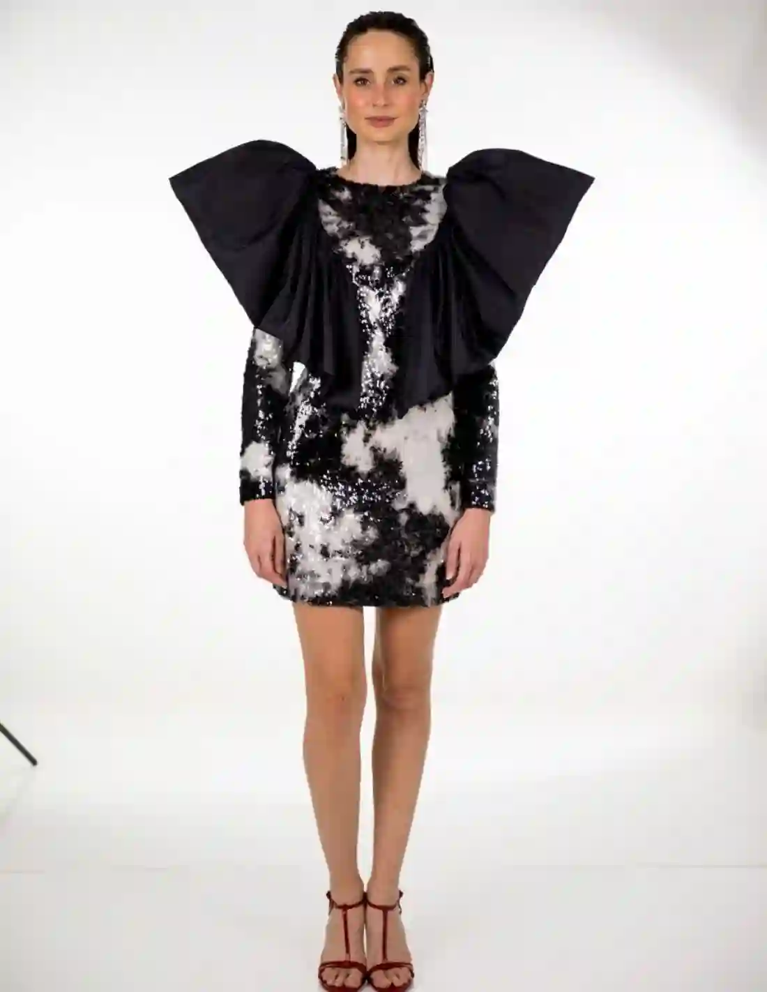 Vestido mini de lentejuelas con estampado blanco y negro