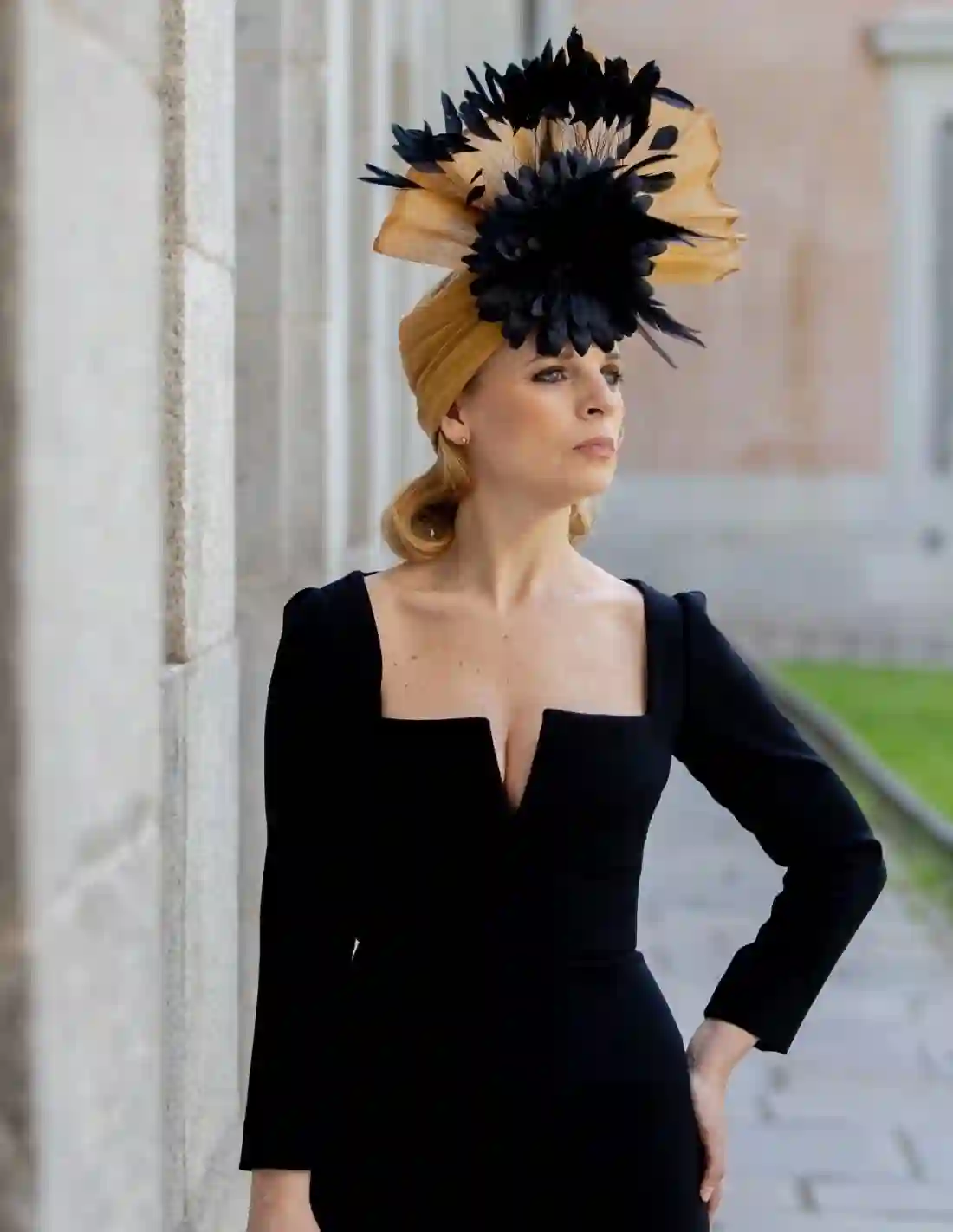 Turbante de invitada abanico beige y negro con maxi flor