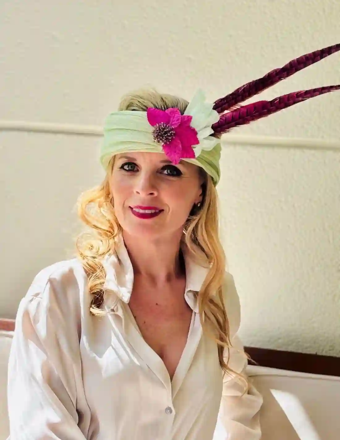 Turbante de sinamay de seda con maxi plumas de faisán