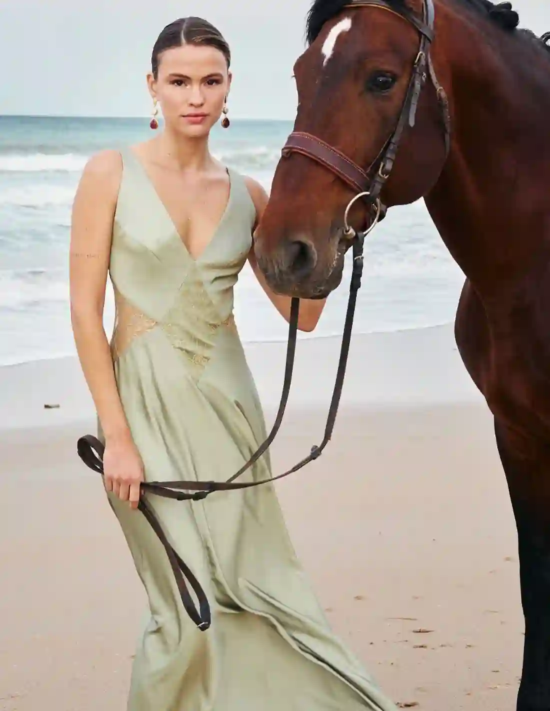 Vestido largo de invitada satinado con detalles de encaje