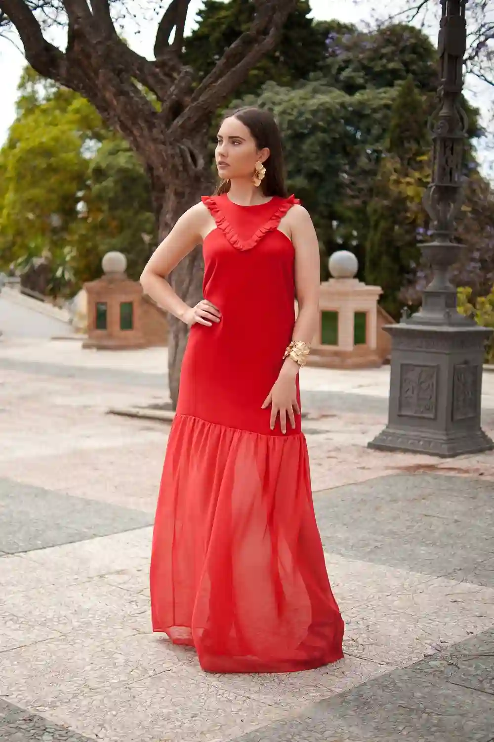Vestido largo de invitada con volantes y cadera baja
