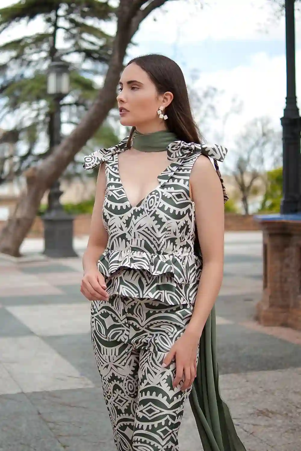 Top for guest with shoulder ties and flyers