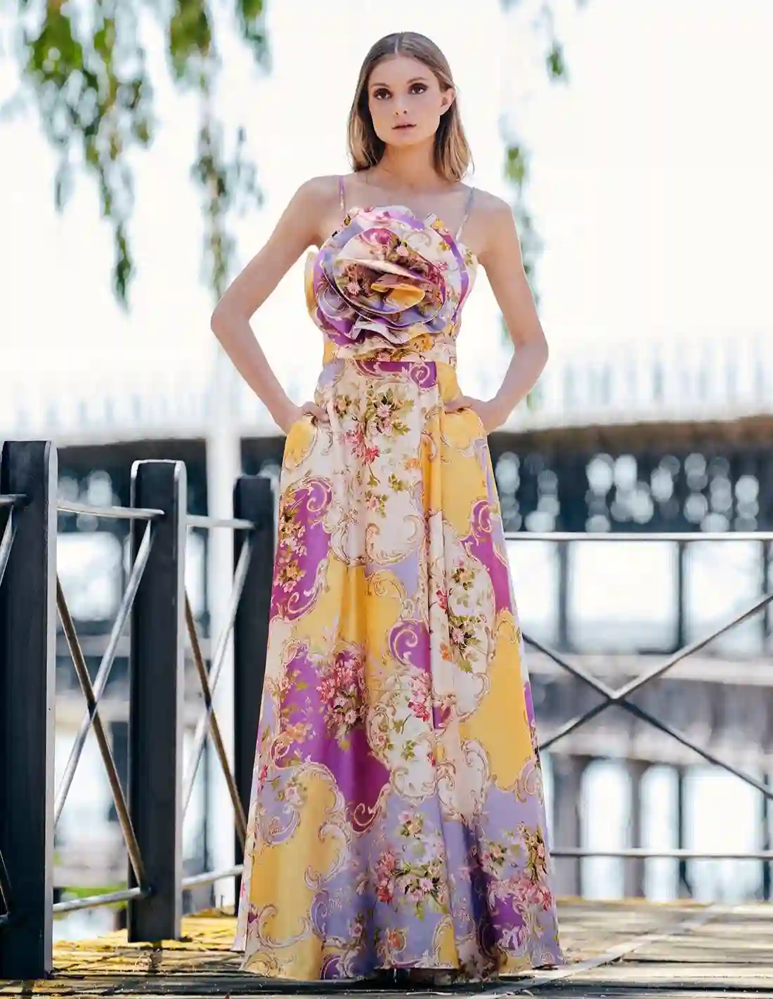 Vestido largo de invitada estampado con maxiflor y tirante fino