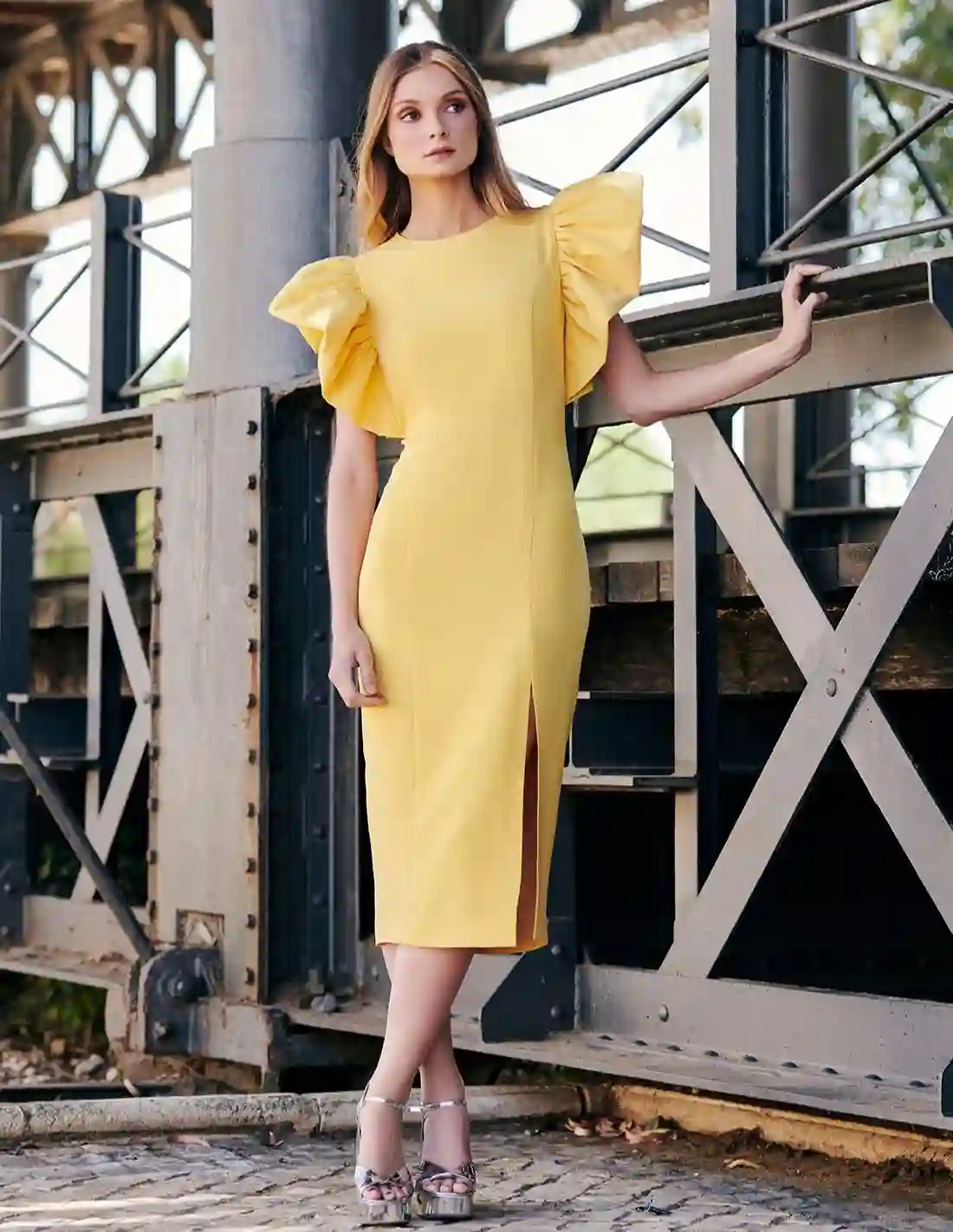 Vestido midi de invitada con mangas mariposa