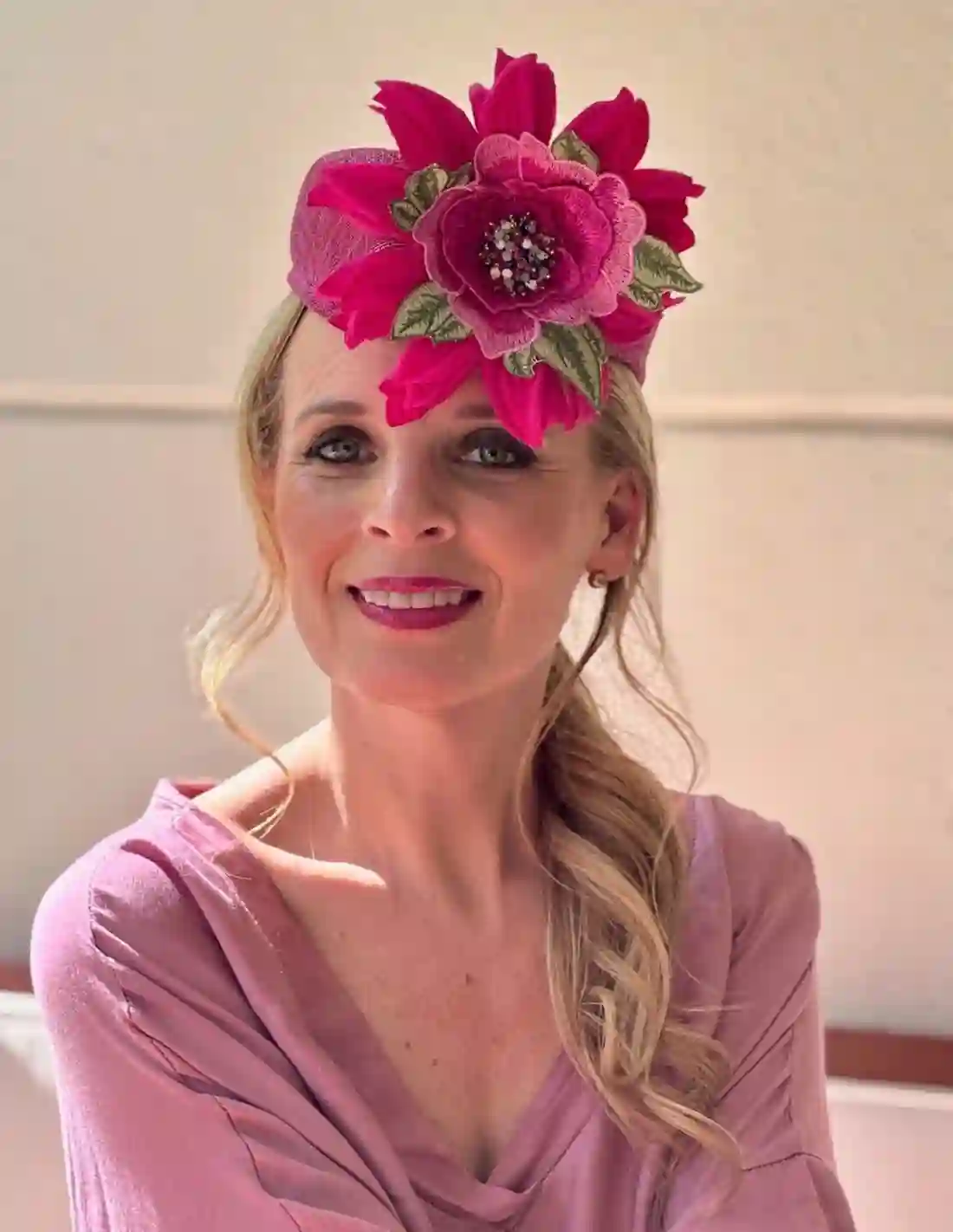 Tocado de invitada en sinamay fucsia con flores
