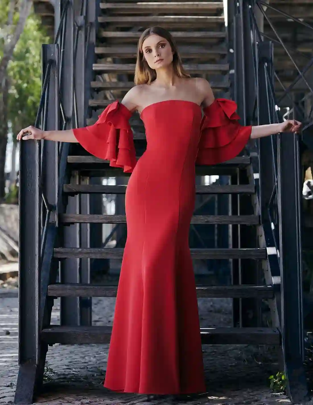 Vestido largo de invitada con manga de volantes y corte sirena