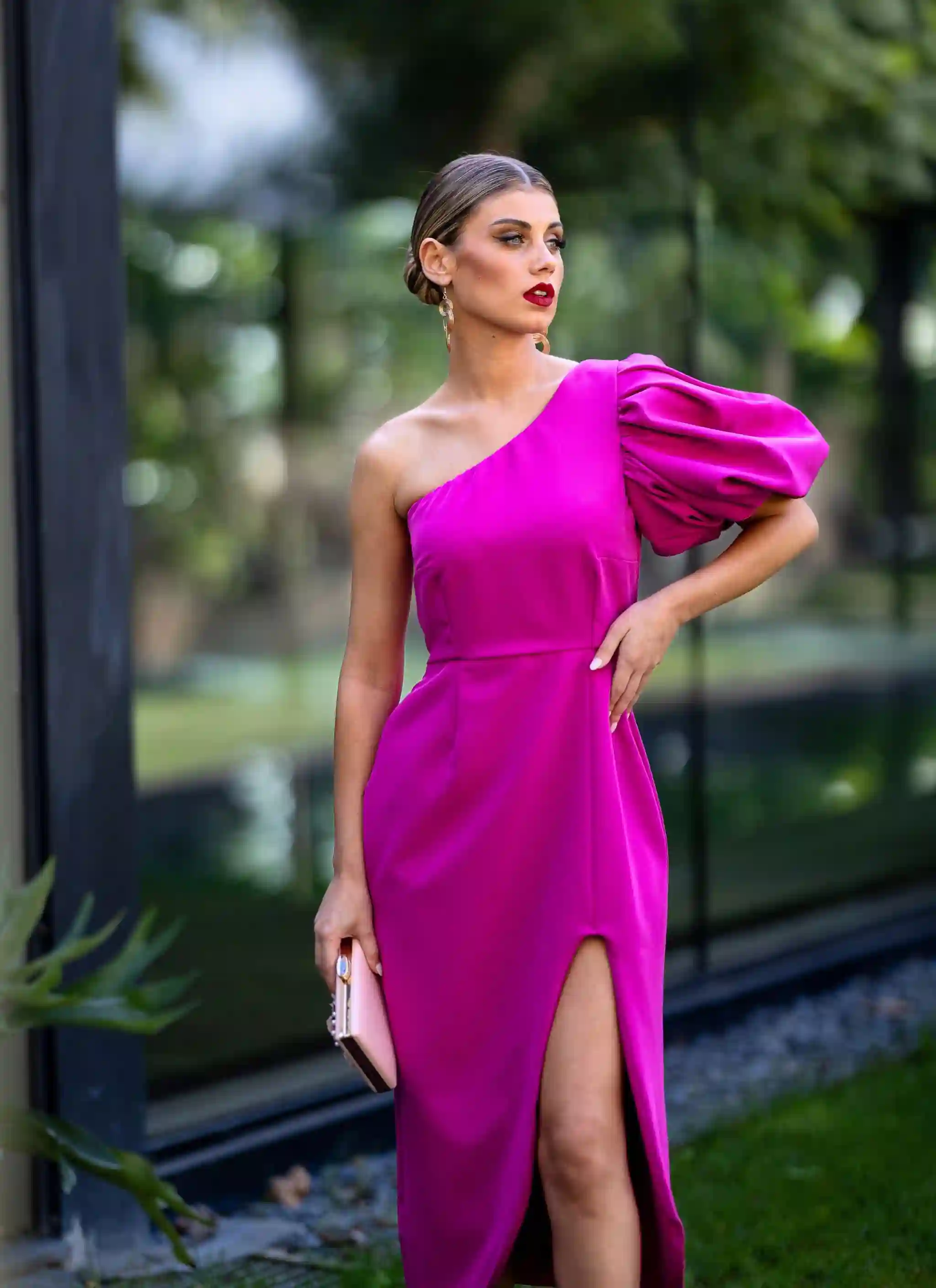 Vestido de invitada midi asimétrico con manga abullonada