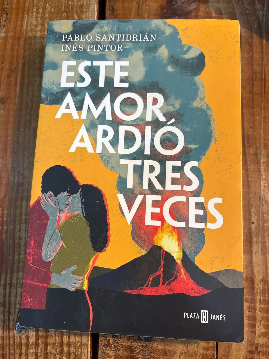 Este amor ardió tres veces / This Love Burned Three Times (Spanish Edition) SANTIDRIÁN, PABLO; PINTOR, INÉS