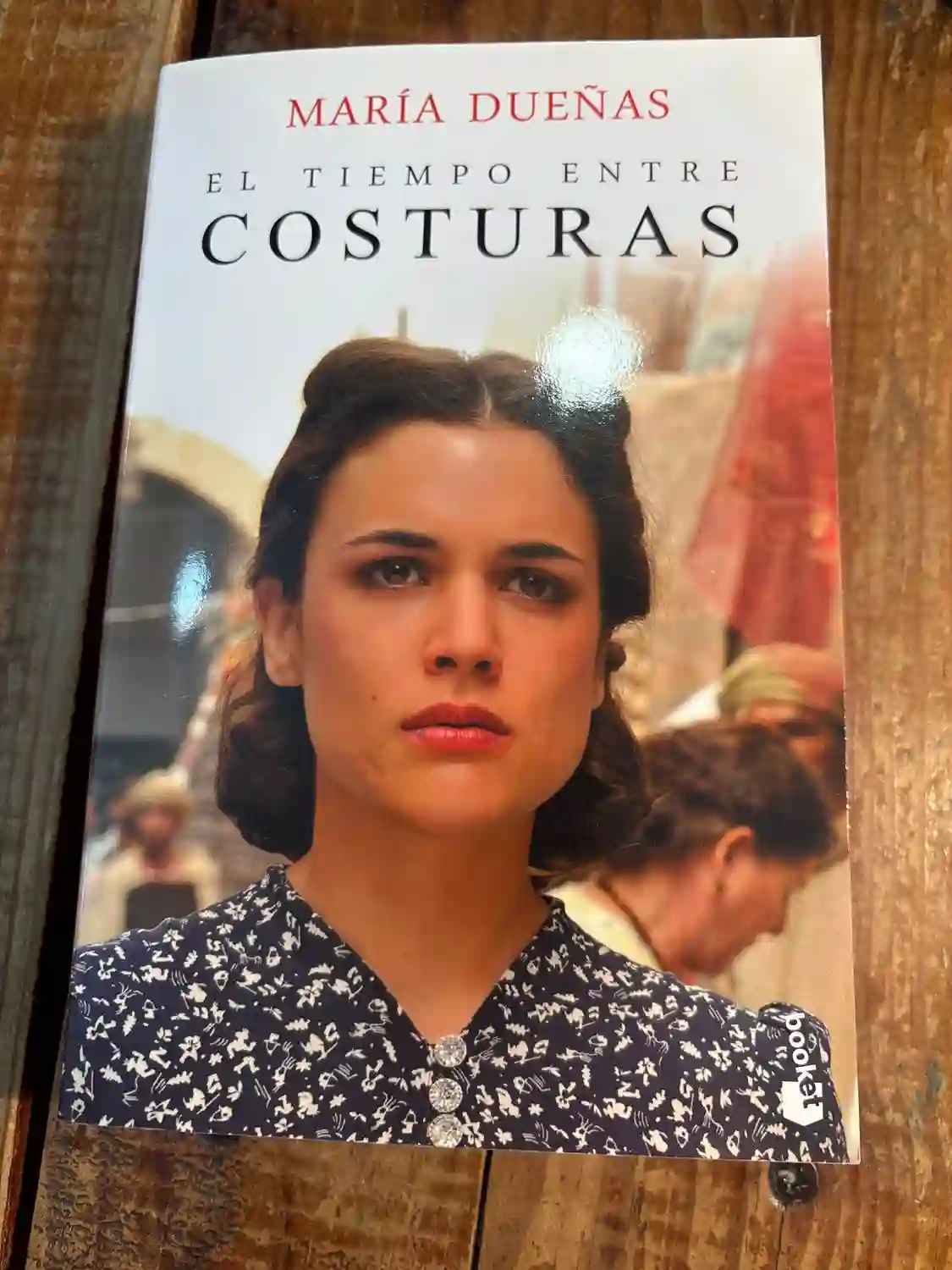 El tiempo entre costuras