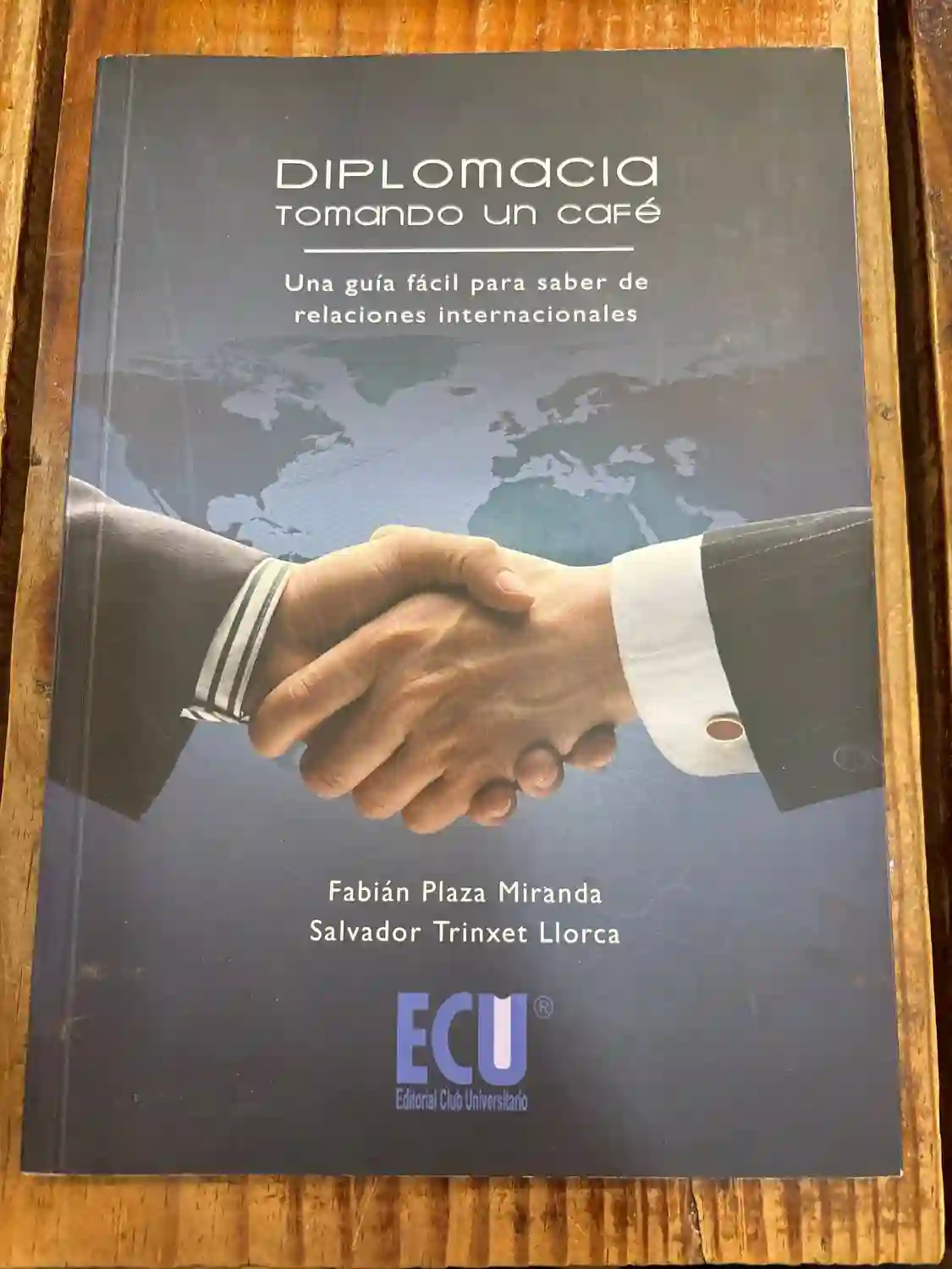 Diplomacia tomando un café TRSA