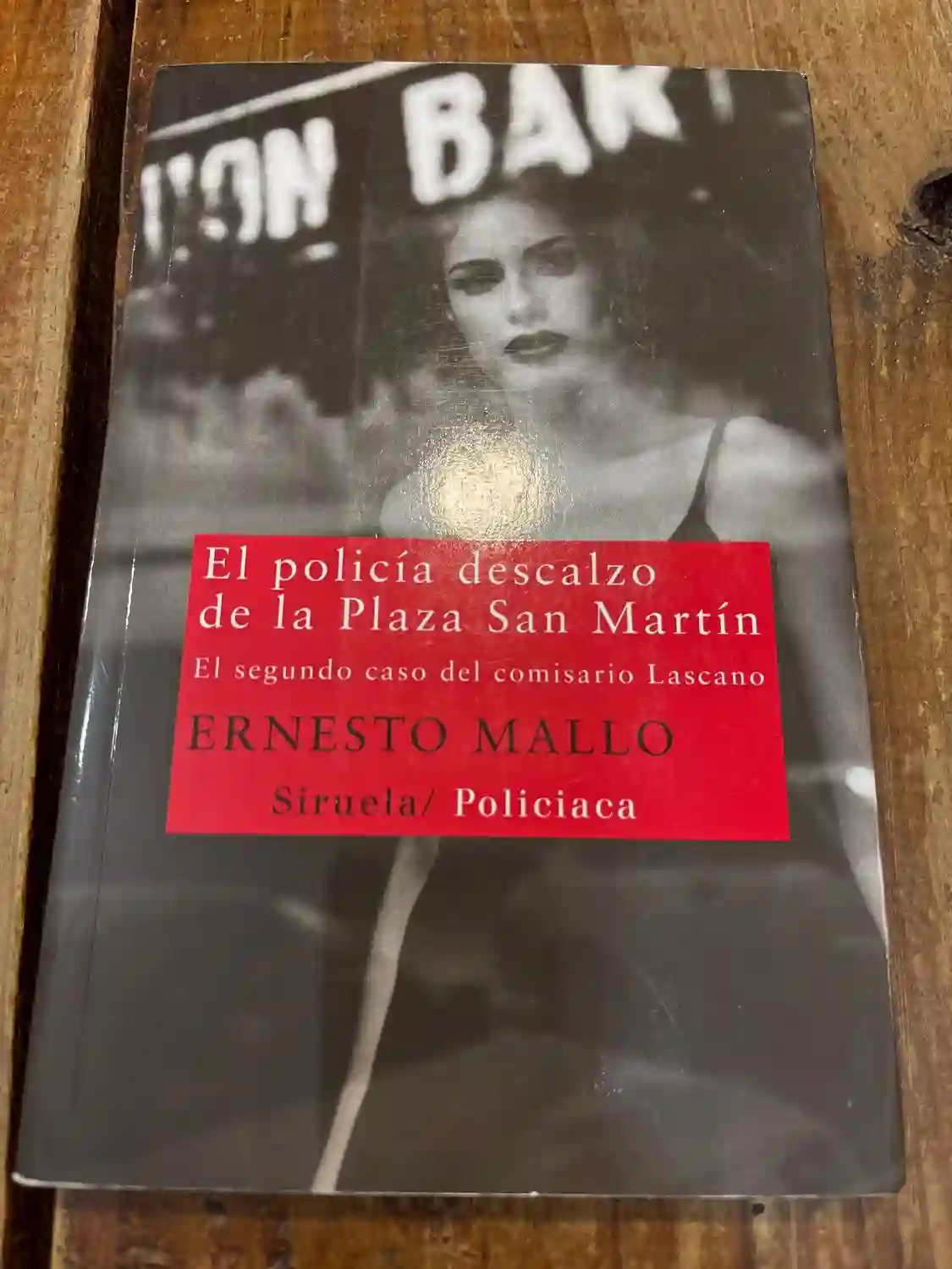 El policía descalzo de la Plaza San Martín: El segundo caso del comisario Lascano