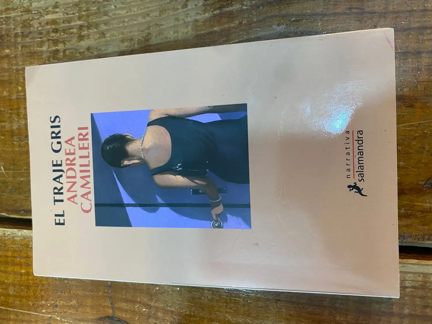 El traje gris (Spanish Edition)