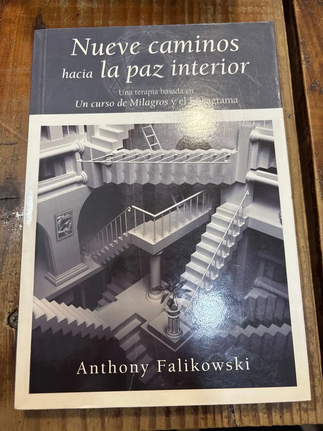 Nueve caminos hacia la paz interior: Una terapia basada en Un curso de Milagros y el Eneagrama TRS