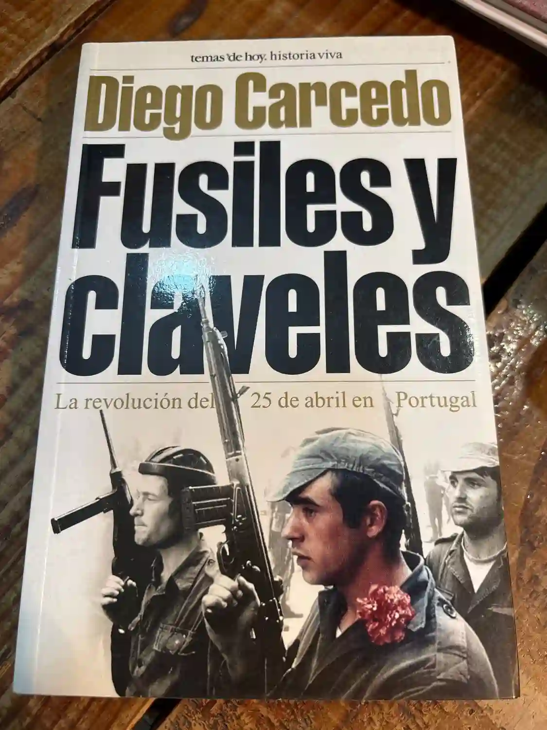 Fusiles Y Claveles: La Revolucion Del 25 De Abril En Portugal
