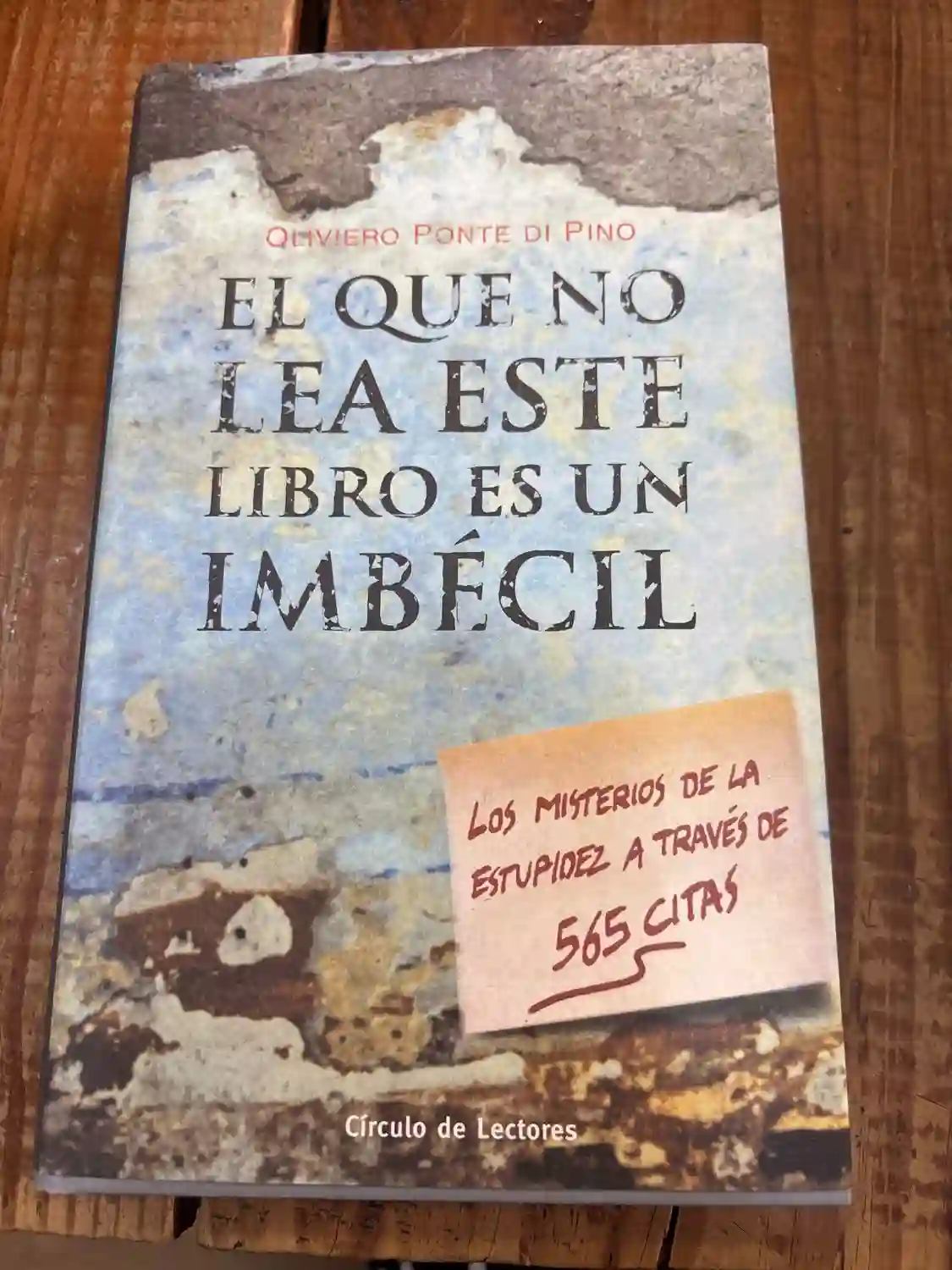 EL QUE NO LEA ESTE LIBRO ES UN IMBÉCIL : LOS MISTERIOS DE LA ESTUPIDEZ A TRAVÉS DE 565 CITAS TRS