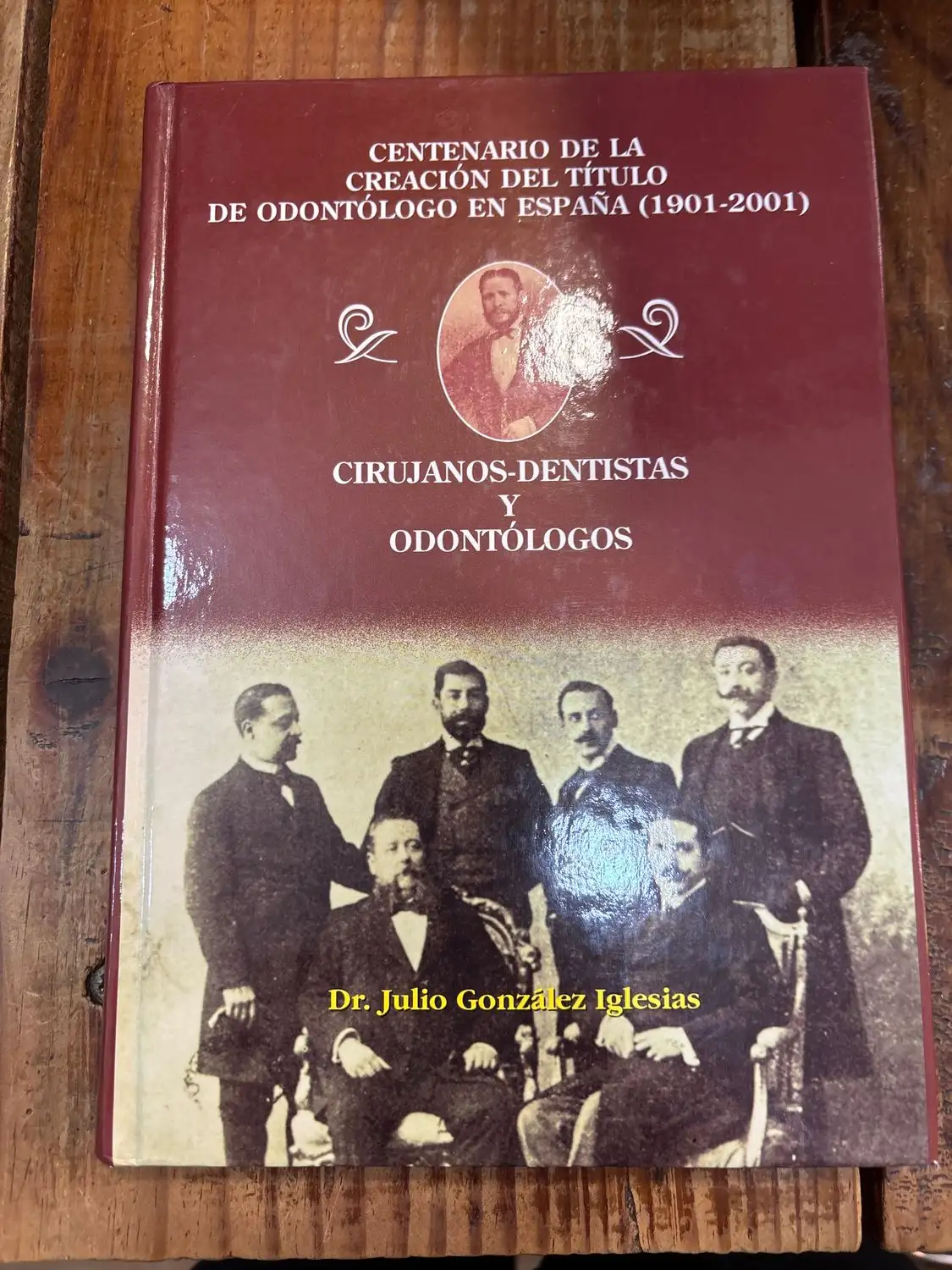 CIRUJANOS-DENTISTAS Y ODONTÓLOGOS. Centenario de la creación del Título de Odontólogo en España (1901-2001). TRSAA