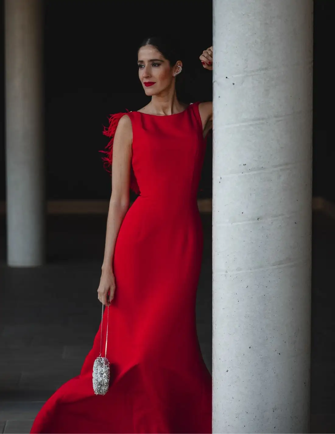 Vestido de fiesta largo con escote en la espalda de plumas