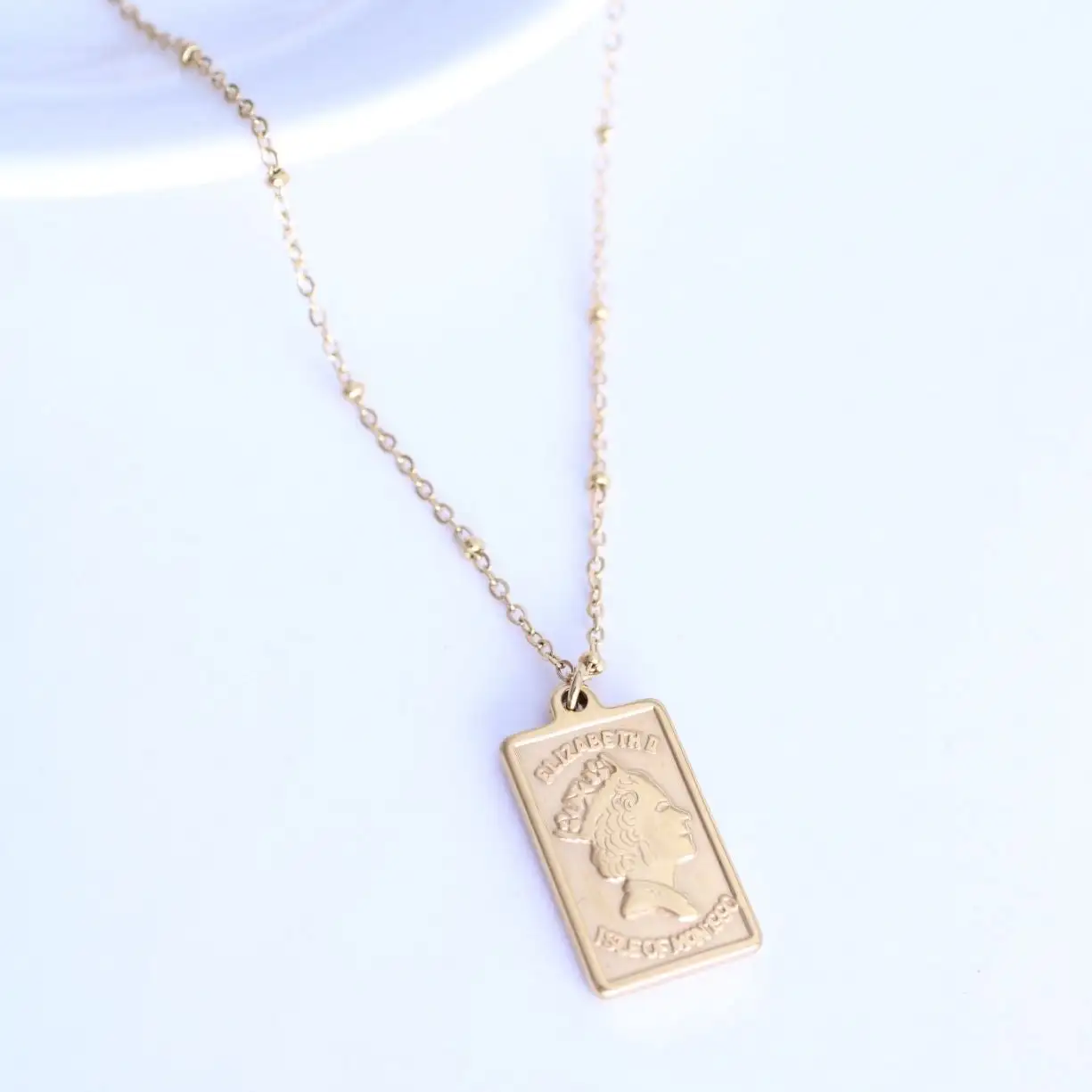 Collar Reina Elizabeth - Chapita Rectangular